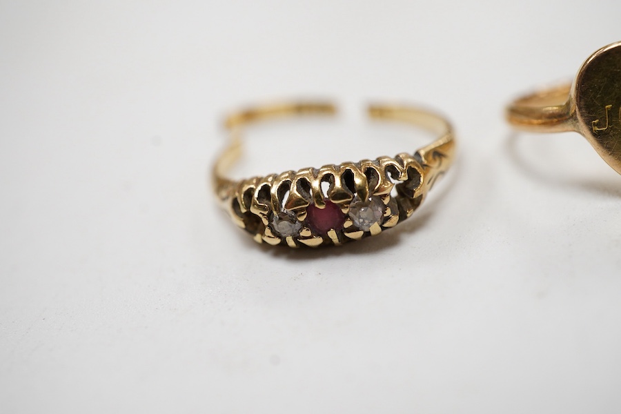 A pair of 14k yellow metal and gem set heart shaped ear clips, 12mm, a yellow metal heart shaped ring engraved 'Joyce' and a damaged Edwardian 18ct gold and gem set ring.